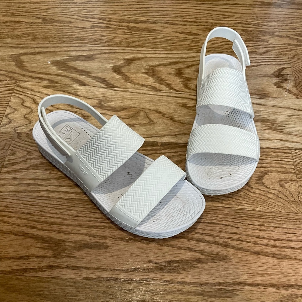 Reef Water-Friendly Vista Sandal in white, size 9